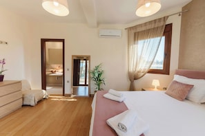 3 bedrooms, iron/ironing board, WiFi, bed sheets - Sunstone Serenity Villa (Agios Ioannis)