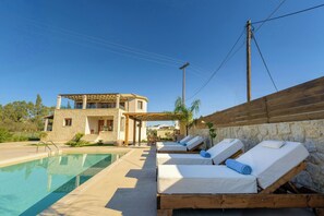 Unclassified image, 3 of 39, button