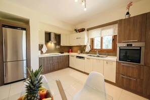 Fridge, oven, stovetop, dishwasher