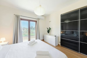 3 chambres, fer et planche à repasser, Wi-Fi, draps fournis