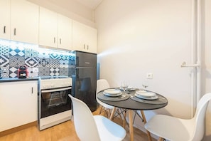 Fridge, oven, stovetop, coffee/tea maker - Gorgeous & Modern Apartment at Ampelokipi Metro By Greece Ap (Athens)