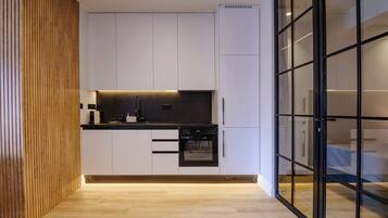 Fridge, oven, stovetop, coffee/tea maker