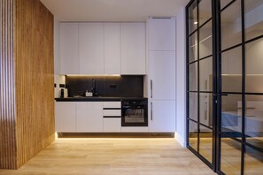 Fridge, oven, stovetop, coffee/tea maker