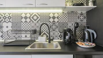 Réfrigérateur, four, plaque de cuisson, cafetiÚre/bouilloire