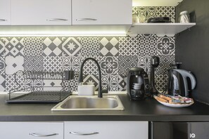 Fridge, oven, stovetop, coffee/tea maker