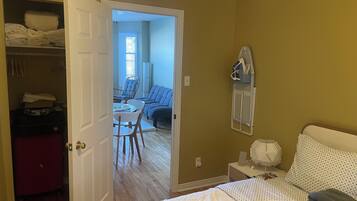 1 habitación, escritorio, tabla de planchar con plancha y wifi