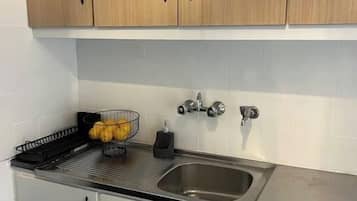 Een koelkast, een kookplaat, een koffiezetapparaat/waterkoker
