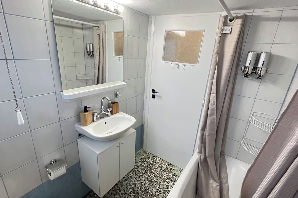 Gratis toiletartikelen, een haardroger, handdoeken, toiletpapier