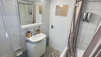 Gratis toiletartikelen, een haardroger, handdoeken, toiletpapier