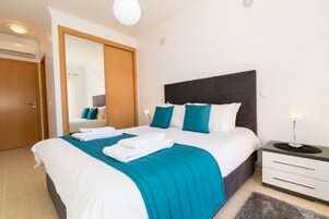 2 quartos, berços (sobretaxa), roupa de cama