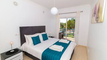 2 bedrooms, cribs/infant beds, bed sheets