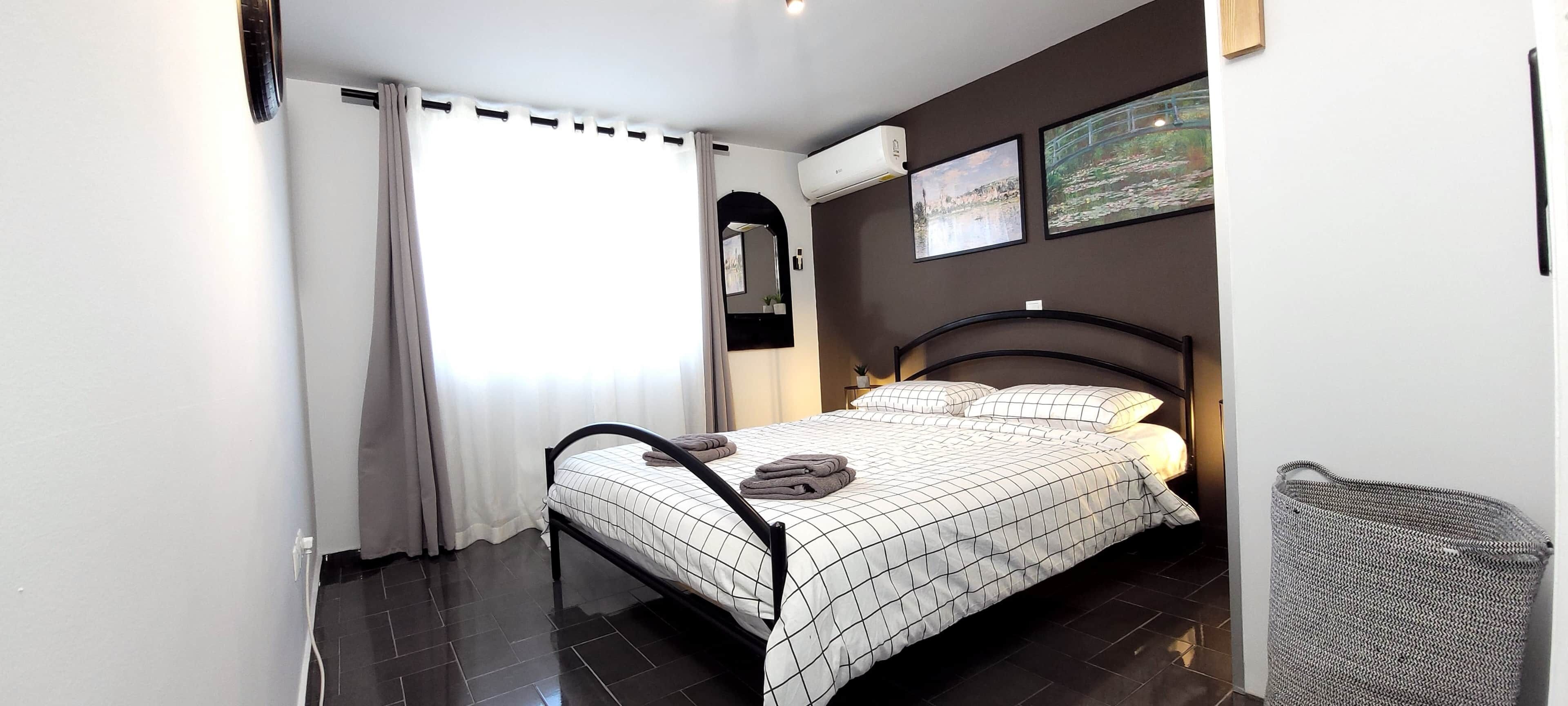 1 slaapkamer, een strijkplank/strijkijzer, reisbedje, gratis wifi