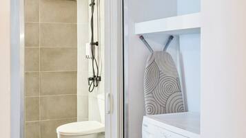 Een douche, een haardroger, handdoeken, shampoo
