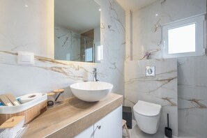 Articles de toilette (gratuits), séchoir à cheveux, serviettes fournies