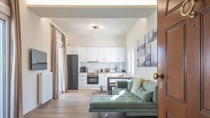 Un apartamento moderno con sala de estar, cocina y comedor.