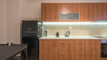 Fridge, oven, stovetop, coffee/tea maker