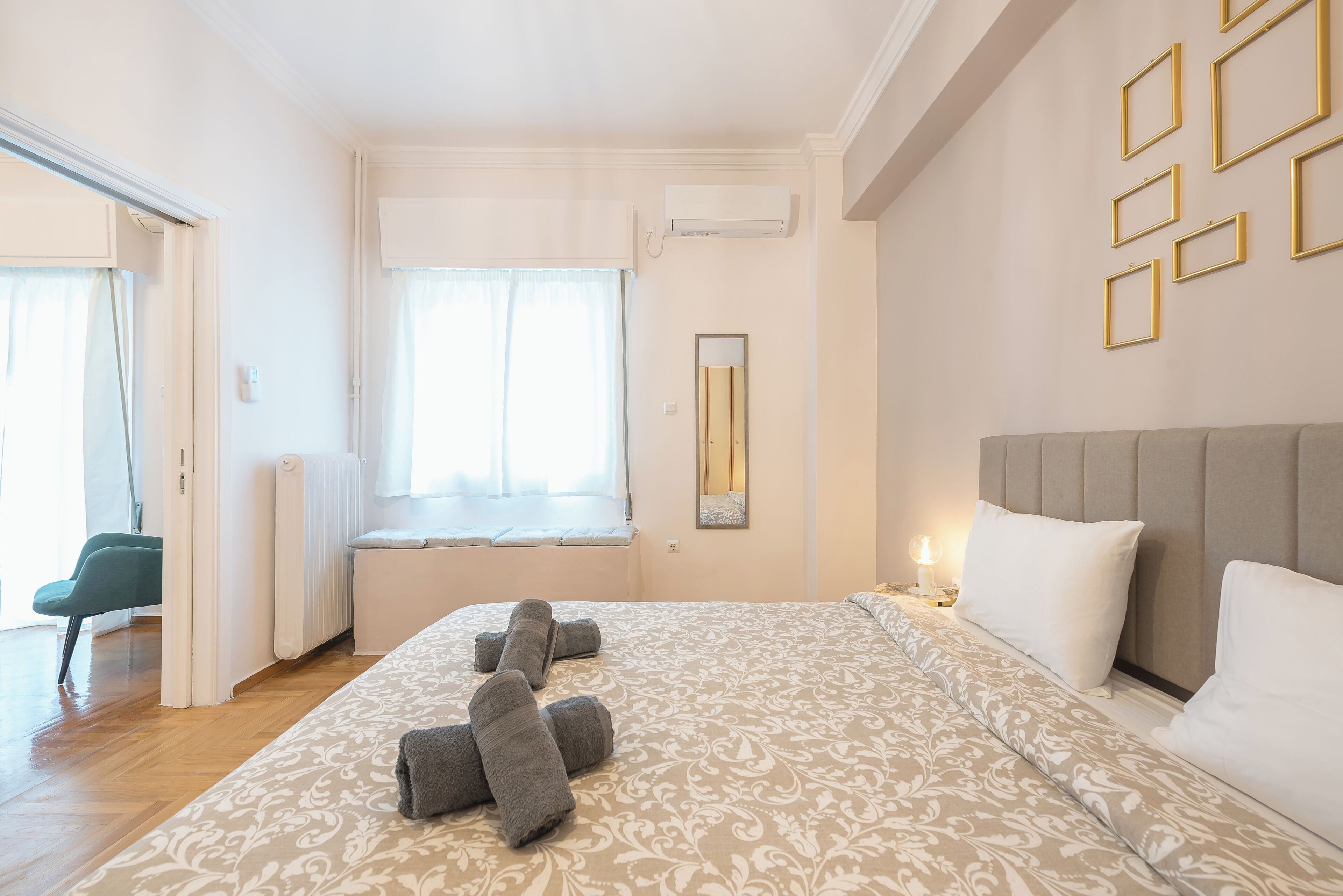 2 habitaciones, tabla de planchar con plancha, cuna de viaje y wifi 