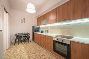 Geladeira, fogão, cooktop, cafeteira/chaleira