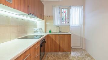 Fridge, oven, stovetop, coffee/tea maker