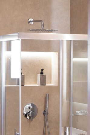 Douche, sèche-cheveux, serviettes fournies