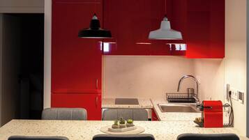 Forno, piano cottura, tostapane, pentole/stoviglie/utensili