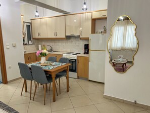 Kylskåp, mikrovågsugn, ugn och spishäll