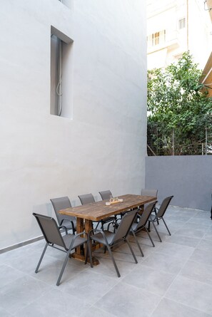 Outdoor dining - Vitsas House 1 By Greece Apartment (Athens)