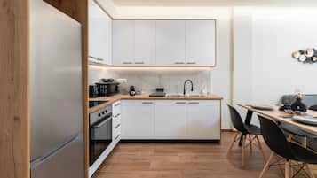 Kühlschrank, Ofen, Herdplatte, Wasserkocher mit Kaffee-/Teezubehör