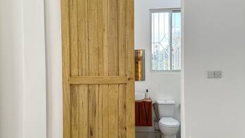 Bidé, toallas, jabón y papel higiénico