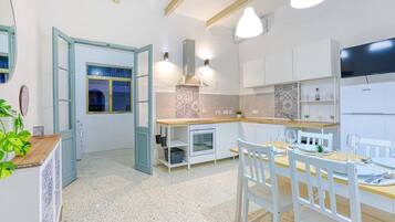 Frigorifero, microonde, forno, seggiolone