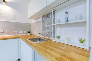 Kühlschrank, Mikrowelle, Ofen, Hochstuhl