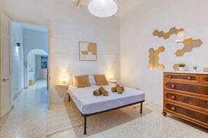 3 habitaciones, escritorio, tabla de planchar con plancha y wifi gratis 