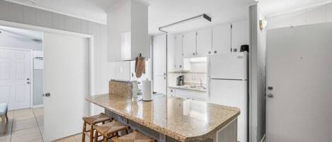 Een koelkast, een microgolfoven, een oven, een kookplaat