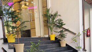Un escalier orné de plantes en pot et équipé d’un extincteur.