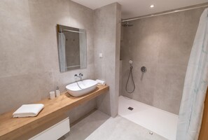 Een douche, handdoeken