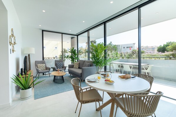 In-room dining - Lagos Deluxe 2 With Pool by Homing (Lagos)