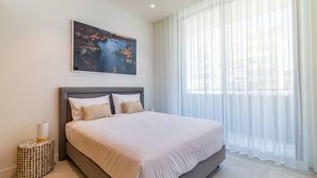 2 bedrooms, cribs/infant beds, bed sheets