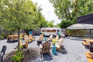 Outdoor dining - Historic Brick Loft | Downtown · Free Parking (Macon)