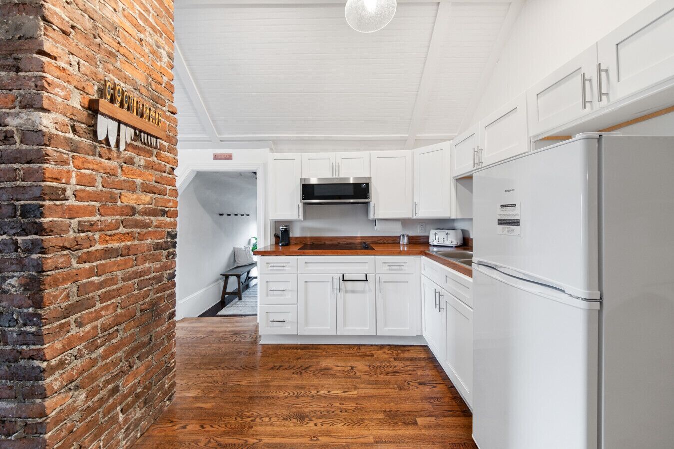 Microondas, horno, parrilla de estufa y cafetera y tetera 