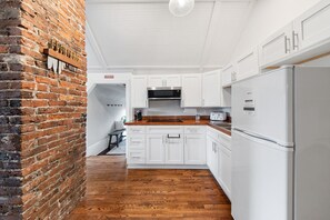 Microones, forn, placa de cuina i cafetera i tetera 