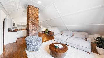 Smart-tv, böcker och ett musikbibliotek