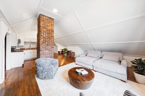 Smart TV, libros, biblioteca de música