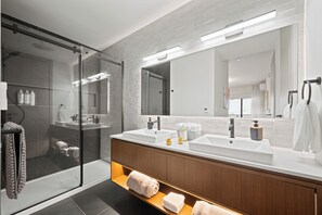 Ducha, secador de pelo, toallas y jabón