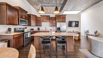 Fridge, microwave, stovetop, dishwasher