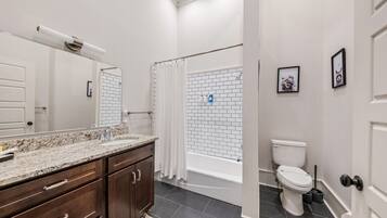 Secador de cabelo, toalhas de banho