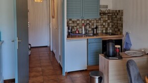 Kaffetrakter/tekoker, kjøleskap, mikrobølgeovn og ovn