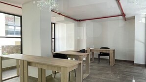 A spacious room with a high ceiling, exposed pipes, and a tiled floor. - Modern apartment in La Candelaria - Bogota (Bogotá)