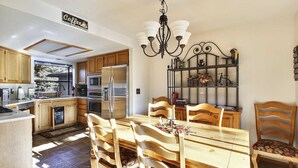 House, 3 Twin Beds (Fairway Village 02) | Dining - Fairway Village 02 (Bend)