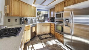 House, 3 Twin Beds (Fairway Village 02) | Private kitchen - Fairway Village 02 (Bend)
