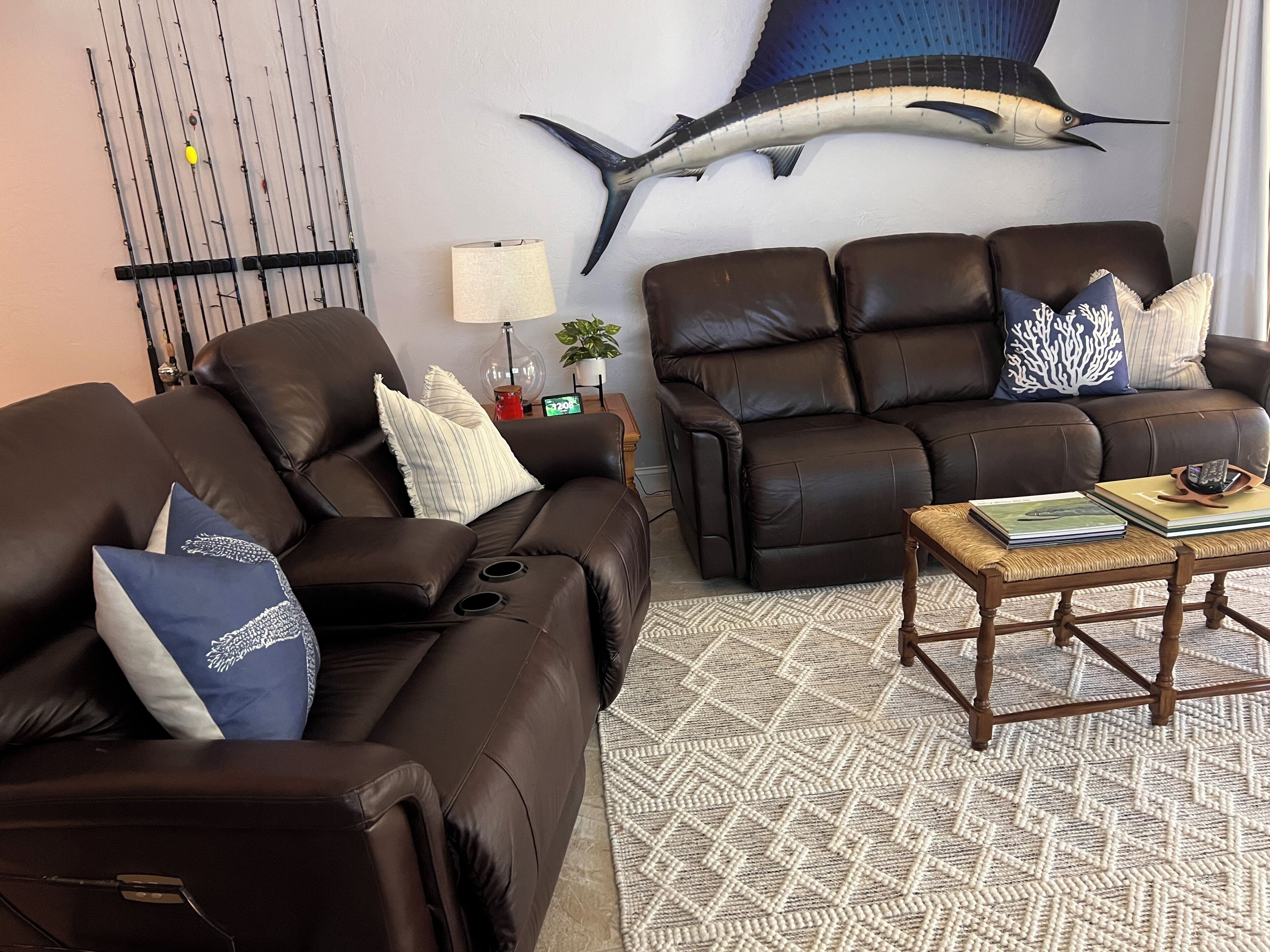 TV connectée, livres, écrans d'ordinateur